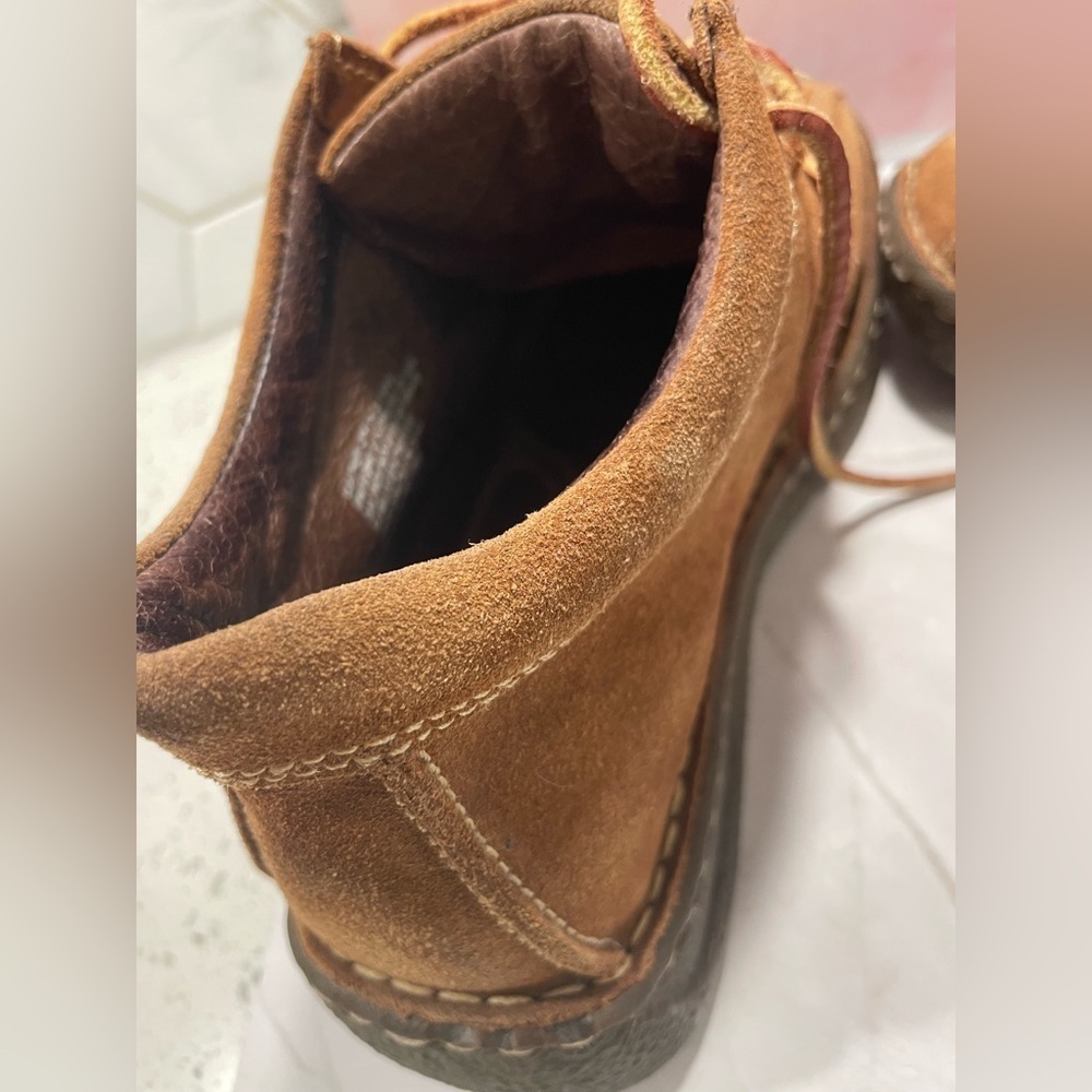 Born Woman’s Tan Suede Lace Up Boots Size 7 Leather Contrast Stitching Bootie - Picture 10 of 16